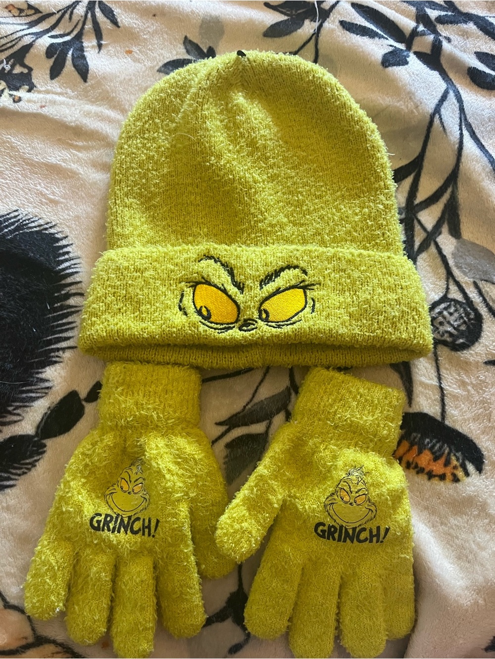 Kids' Lime Green Grinch Beanie and Gloves Set